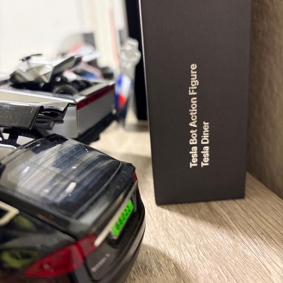 Tesla Diner Exclusive Black Optimus Bot RARE - Picture 6 of 8
